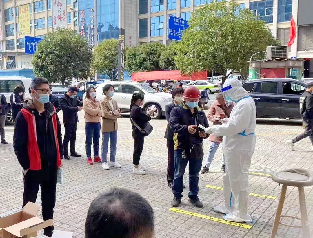 朱金平书记慰问医院优秀青年安飞
