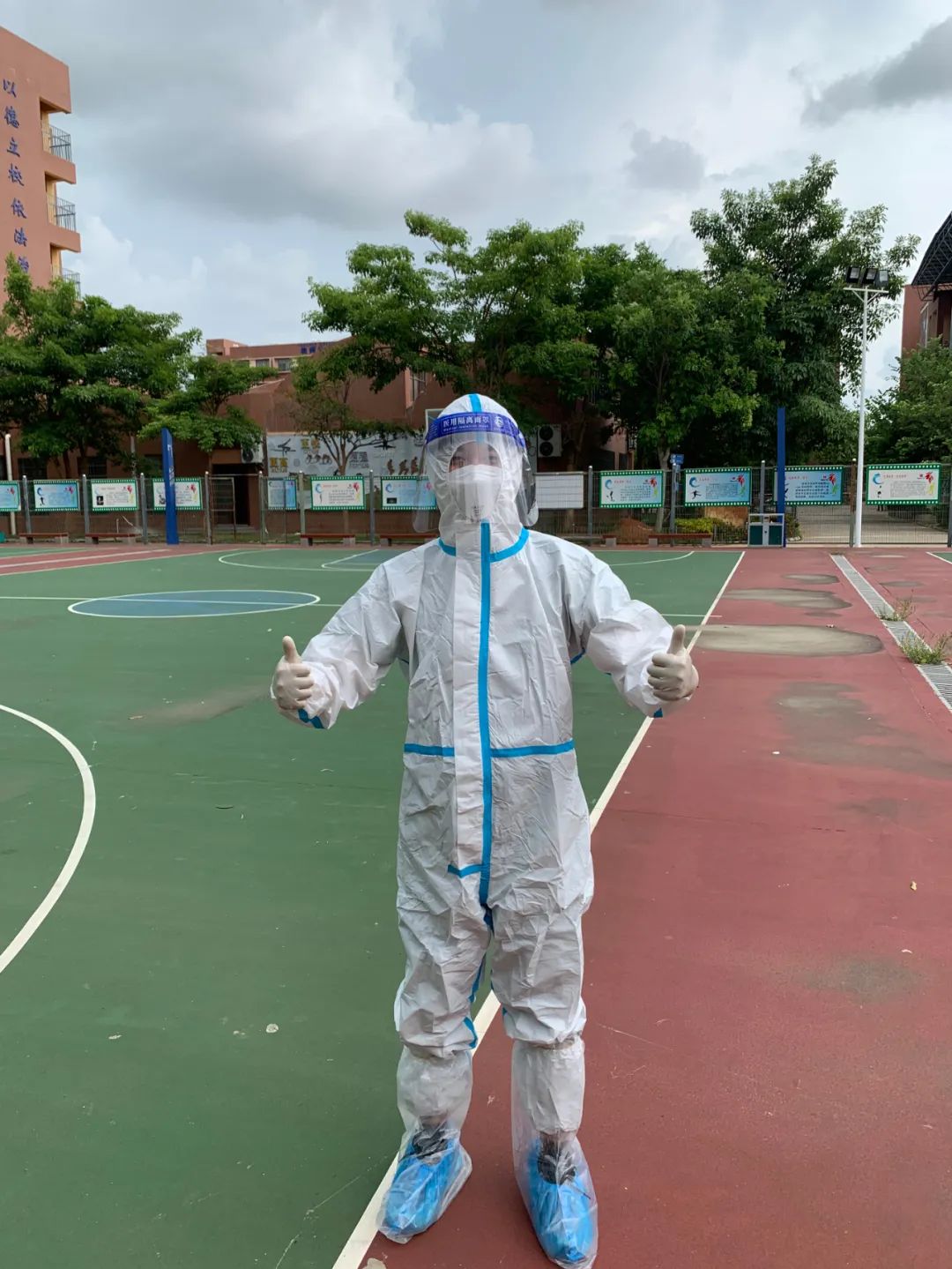 朱金平书记慰问医院优秀青年安飞