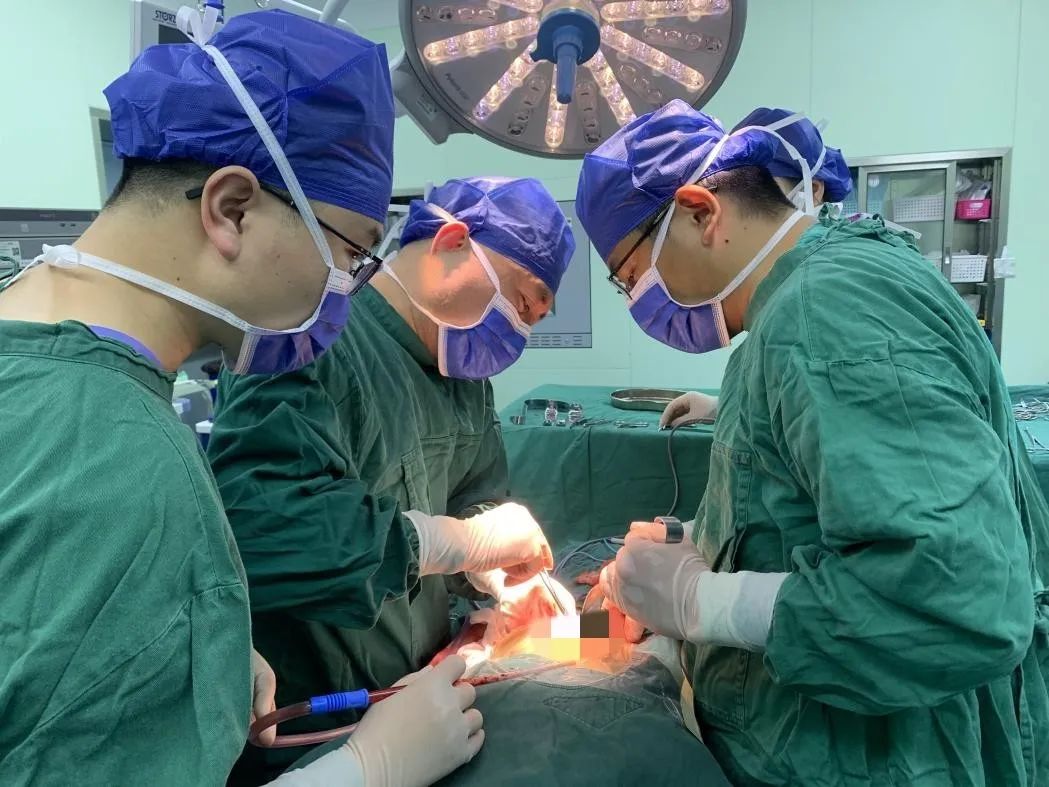 4 岁女童腹膜后巨大肿瘤，江西省儿童医院手术切除
