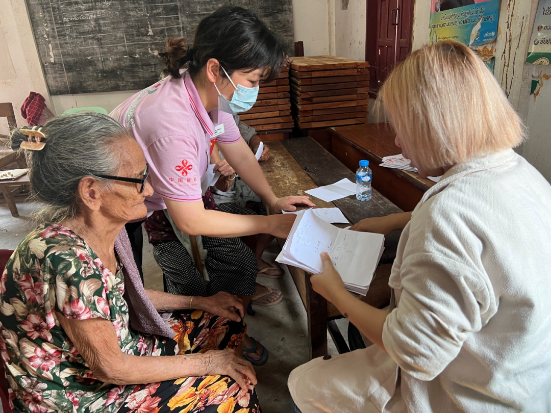 柳州市红十字会医院赴老挝援外医疗队临时党支部走进当地村落开展健康义诊