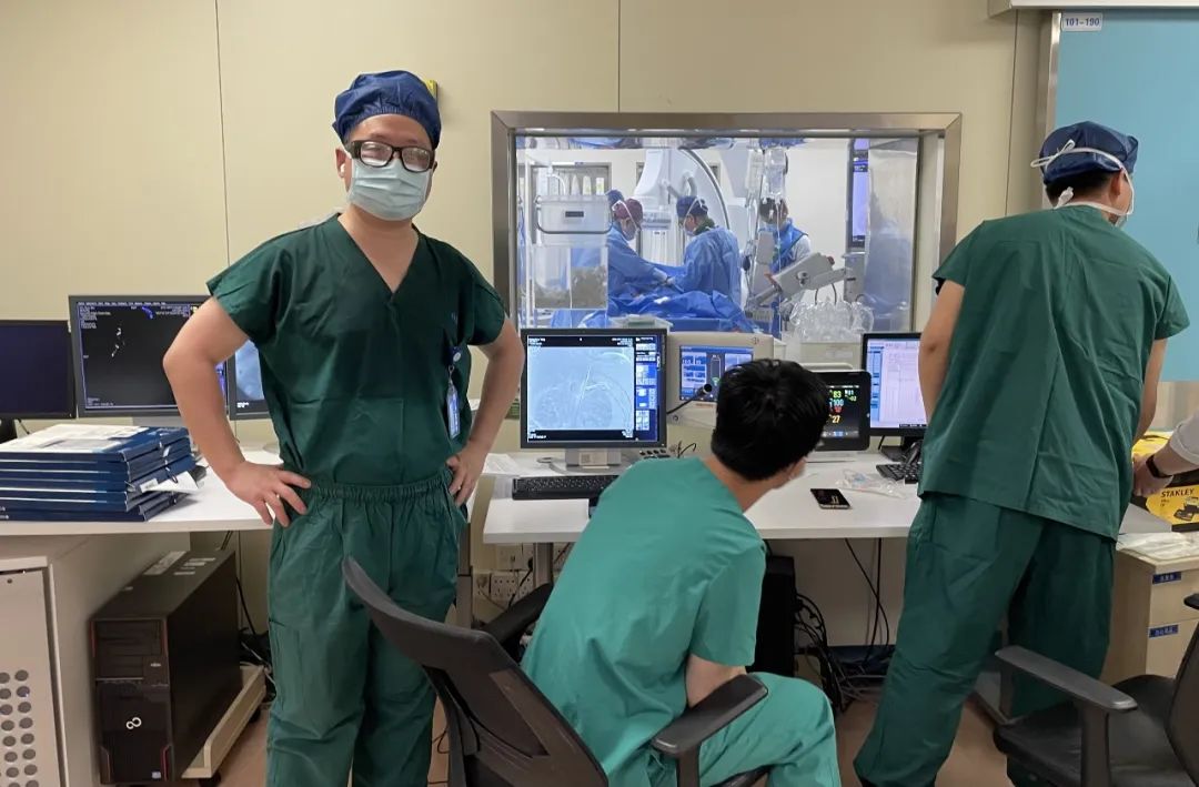 惊心动魄！动脉瘤破裂，医院响起 999，他们一个个化身短跑冠军冲进……