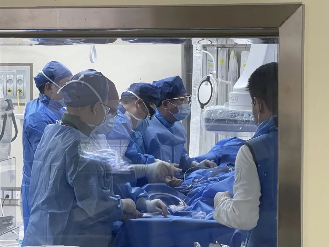 惊心动魄！动脉瘤破裂，医院响起 999，他们一个个化身短跑冠军冲进……