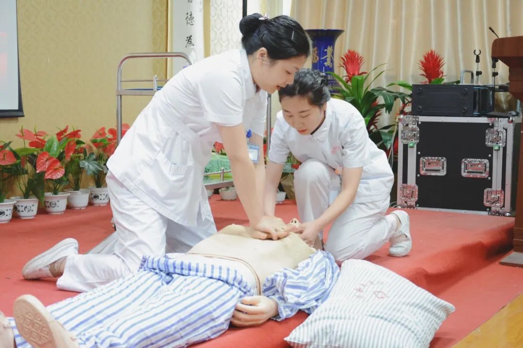 致敬平凡中的伟大，成都誉美医院举行「5·12 护士节优秀护士表彰大会」