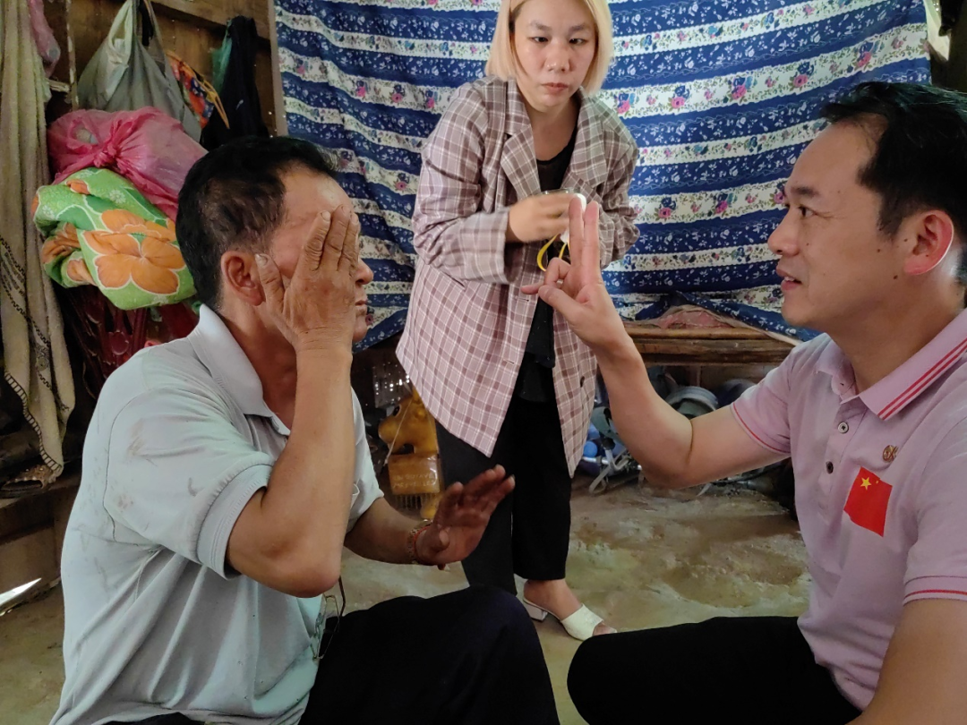 柳州市红十字会医院赴老挝援外医疗队临时党支部走进当地村落开展健康义诊