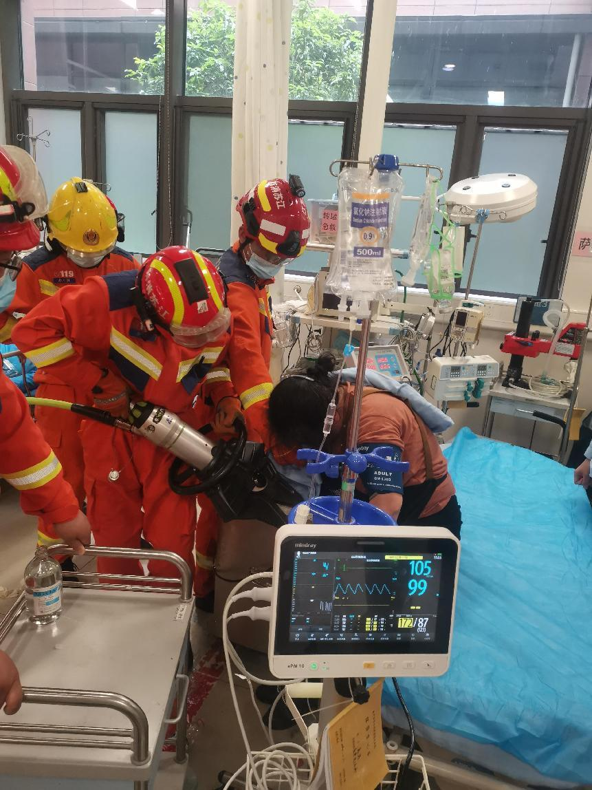 手掌卷进机器!「120+119+急诊」联动救治