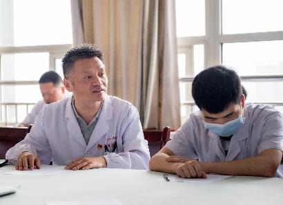 南昌大学二附院党委委员、副院长罗军到药学部开展主题教育调研座谈会