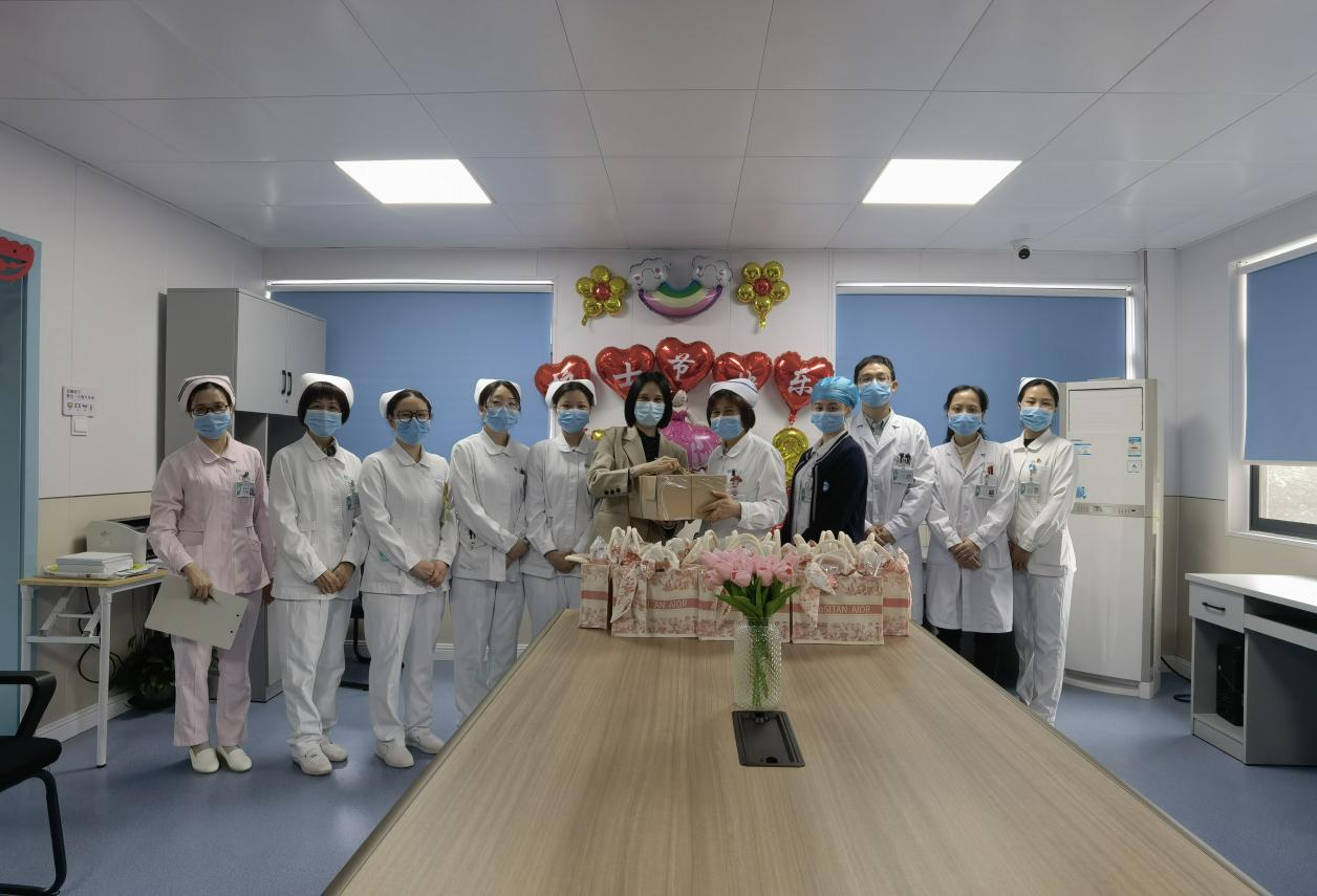 一袭白素衣 一双纤纤手 一颗炽热心 —名护士