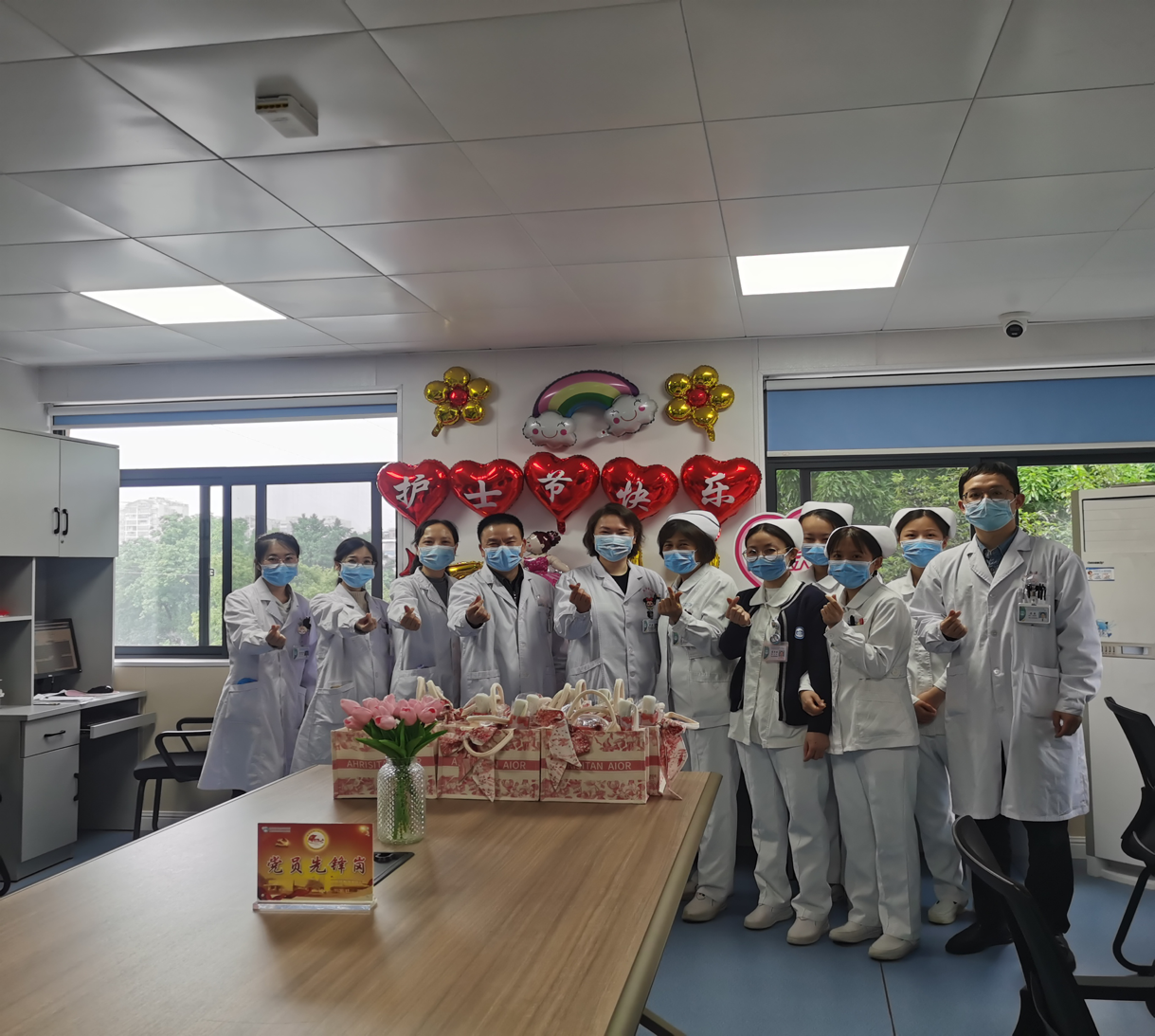 一袭白素衣 一双纤纤手 一颗炽热心 —名护士