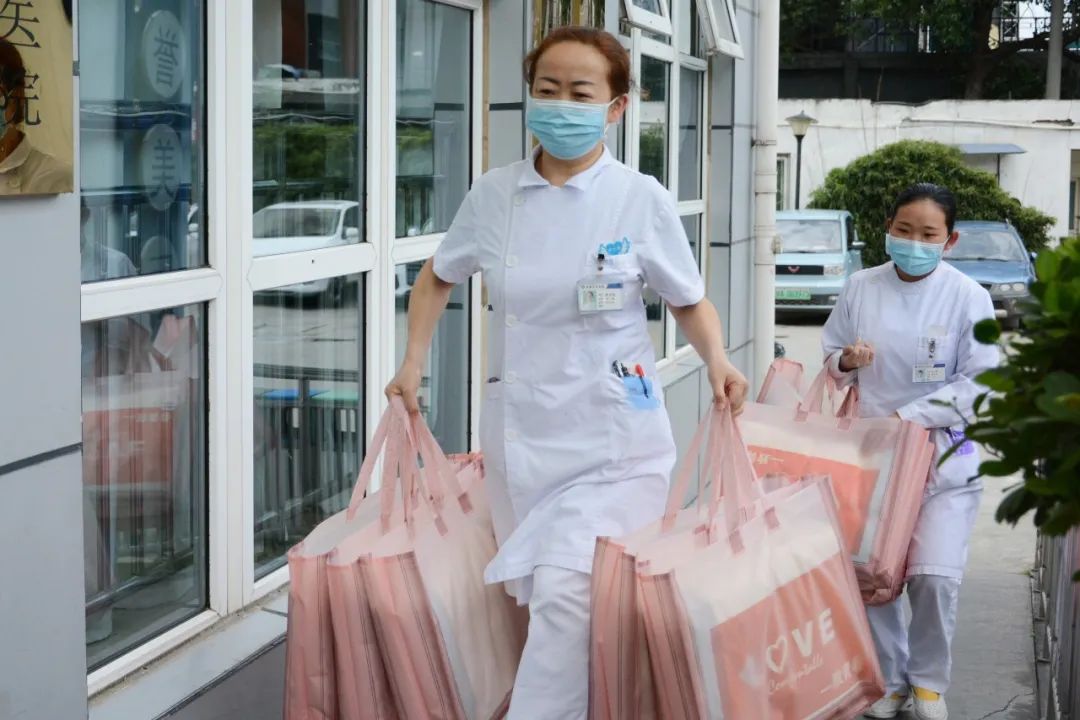 关键词：温暖、贴心、实用 今年誉美医院护士节礼物是？
