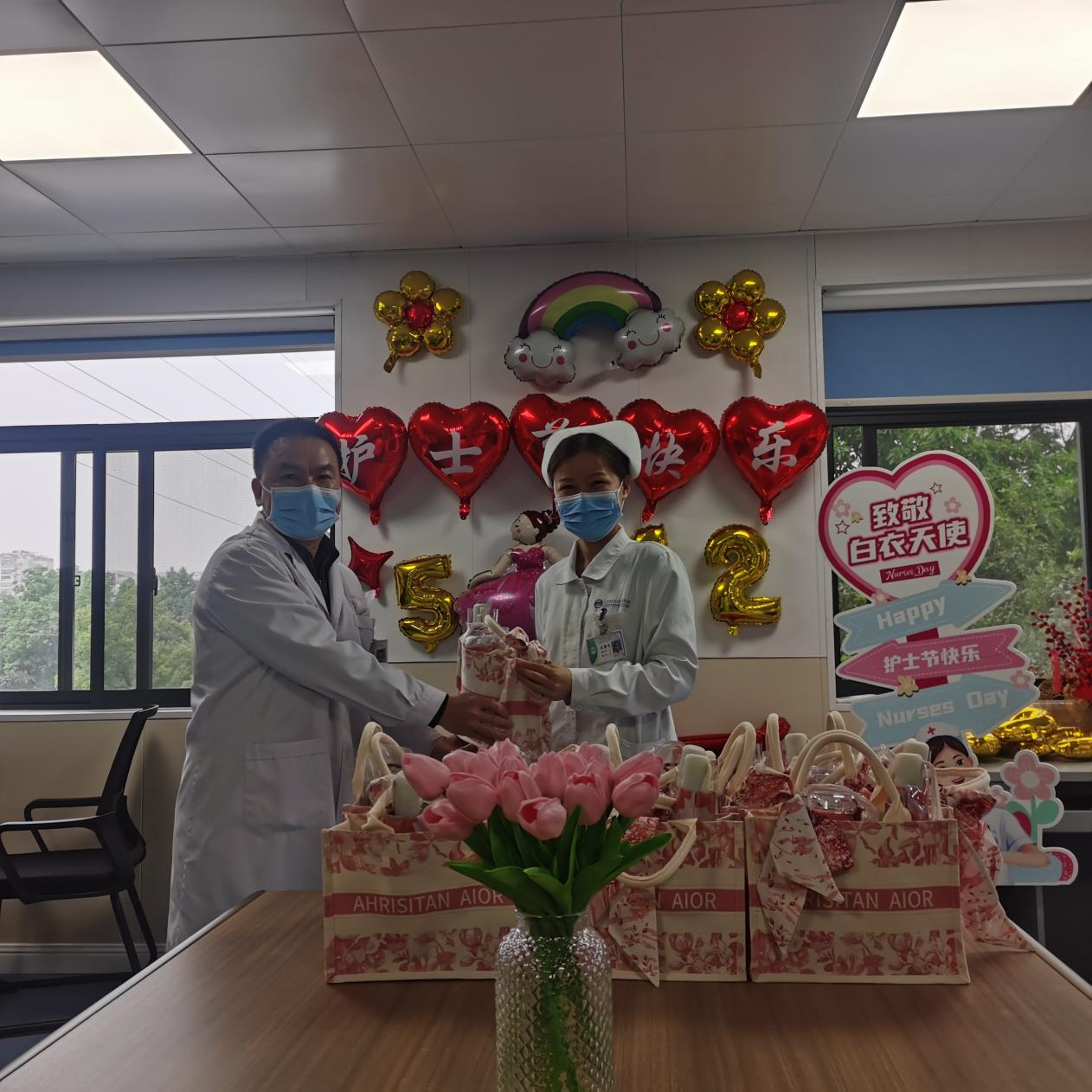 一袭白素衣 一双纤纤手 一颗炽热心 —名护士