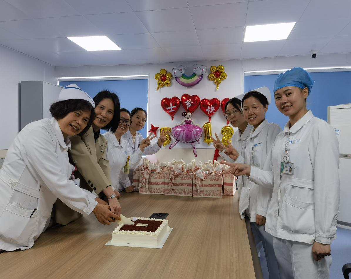 一袭白素衣 一双纤纤手 一颗炽热心 —名护士