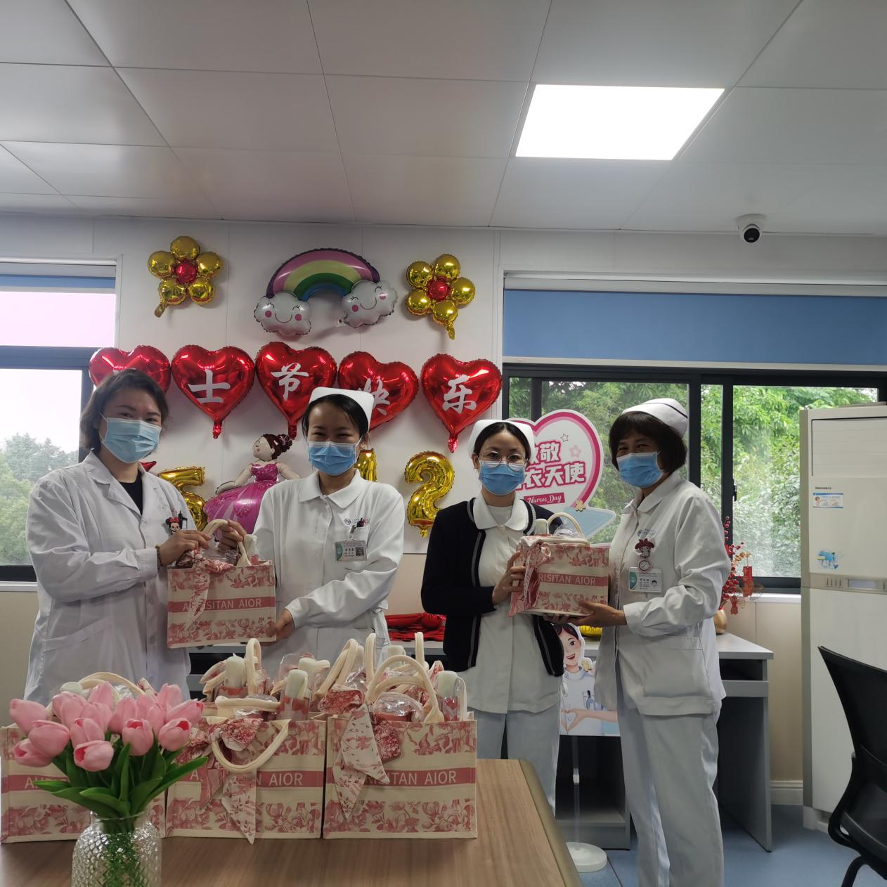 一袭白素衣 一双纤纤手 一颗炽热心 —名护士