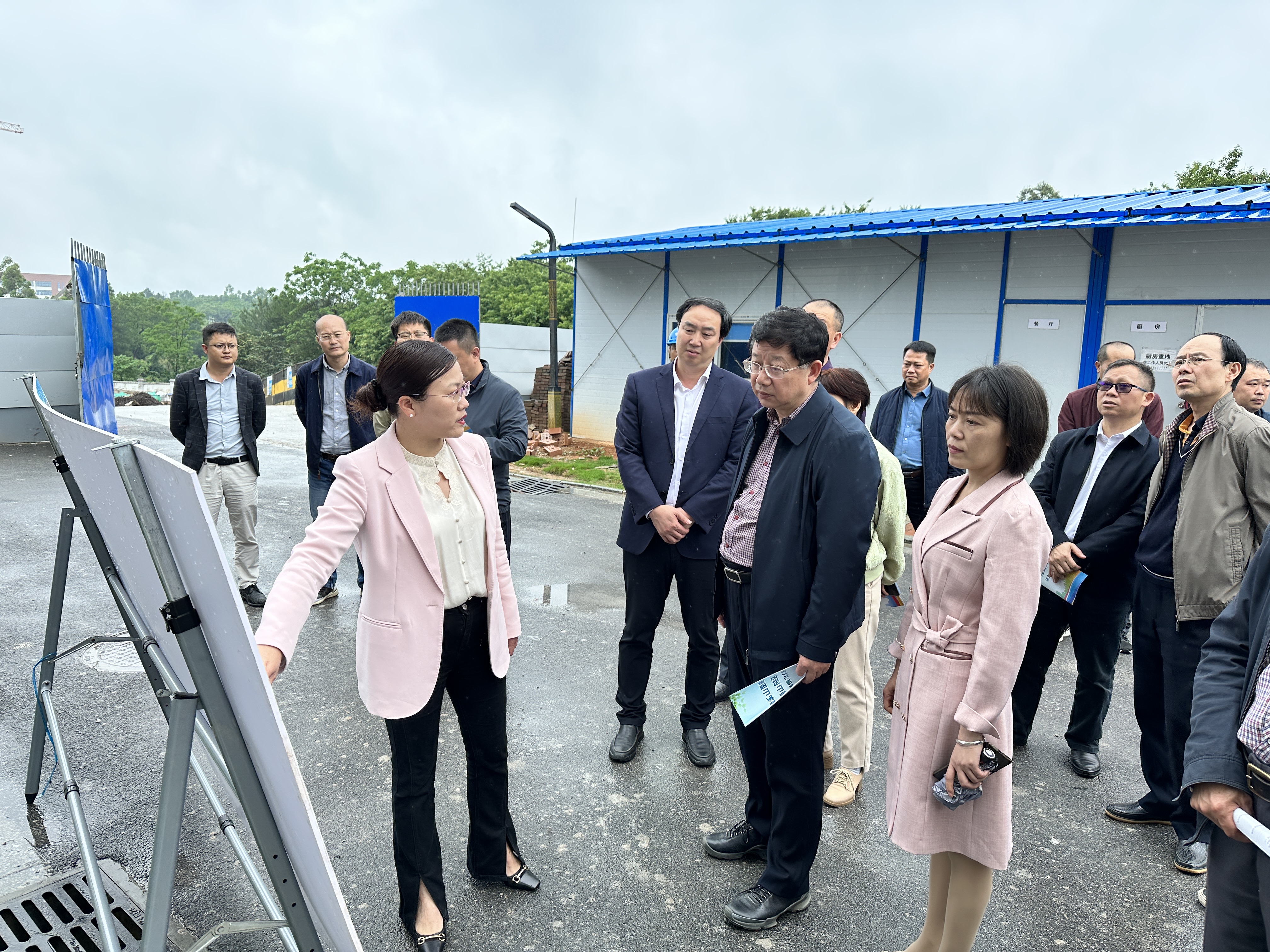 桂林市人大常委会副主任李滨一行到广西壮族自治区南溪山医院调研