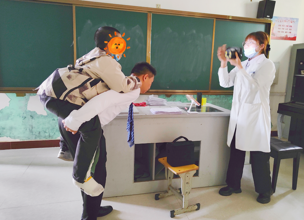 温暖「医」瞬间丨一床薄毯、骑士背、为爱蹲……