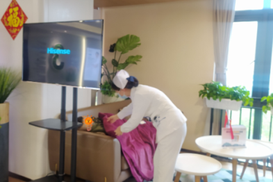 温暖「医」瞬间丨一床薄毯、骑士背、为爱蹲……