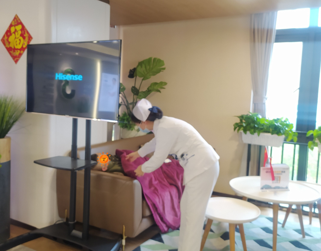 温暖「医」瞬间丨一床薄毯、骑士背、为爱蹲……