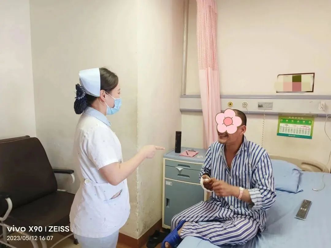 手足医患情 | 指尖的「哑剧」，无声的爱