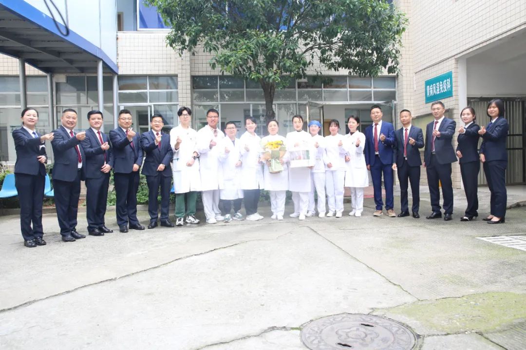 常德市第四人民医院隆重举行「5.12」护士节庆祝活动暨护士节表彰大会