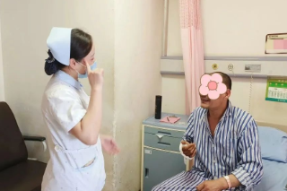 手足医患情 | 指尖的「哑剧」，无声的爱