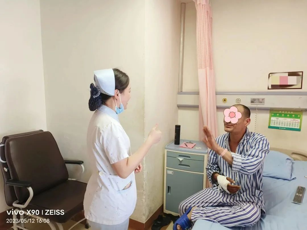 手足医患情 | 指尖的「哑剧」，无声的爱