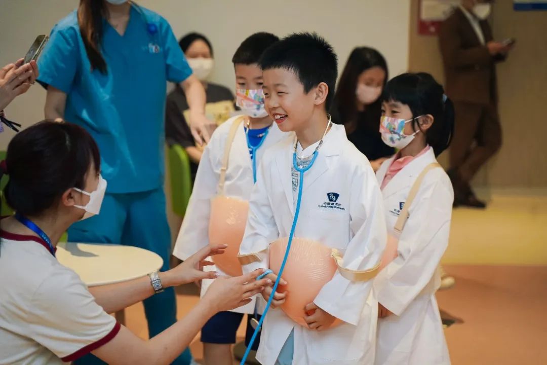 和睦家 x 保时捷 | 「小小医生」职业体验日，母亲节亲子活动完美落幕！