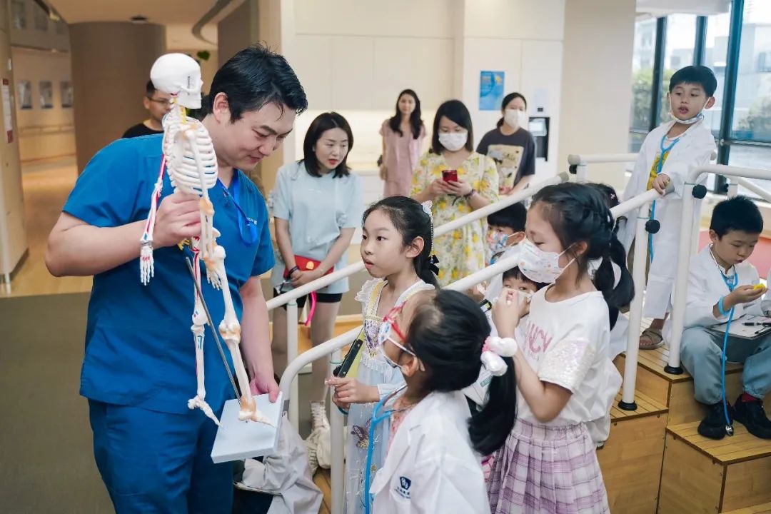 和睦家 x 保时捷 | 「小小医生」职业体验日，母亲节亲子活动完美落幕！