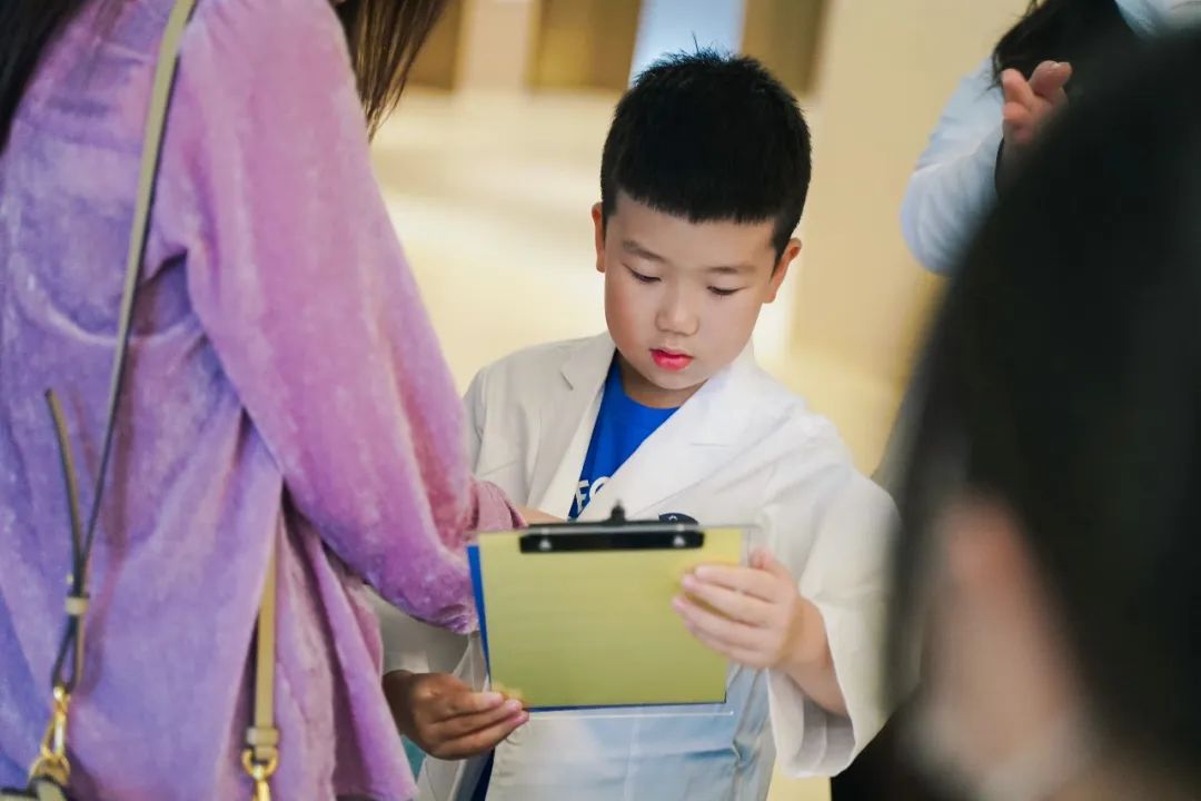 和睦家 x 保时捷 | 「小小医生」职业体验日，母亲节亲子活动完美落幕！