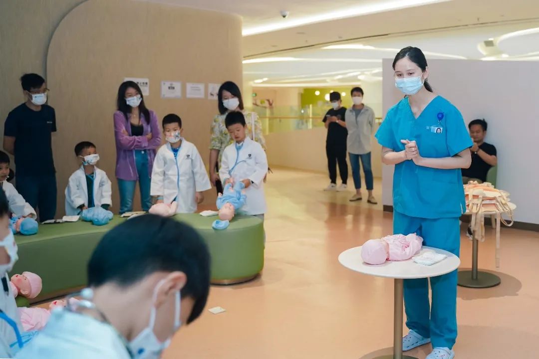 和睦家 x 保时捷 | 「小小医生」职业体验日，母亲节亲子活动完美落幕！