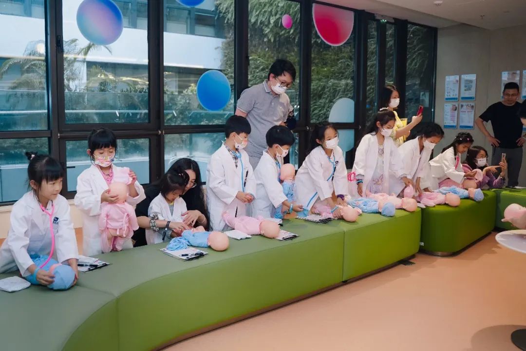 和睦家 x 保时捷 | 「小小医生」职业体验日，母亲节亲子活动完美落幕！