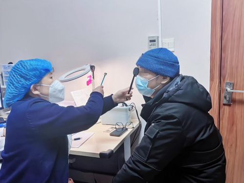 成人熬夜「侧躺」竟会斜视？武汉普瑞眼科专家提醒：警惕过度用眼！
