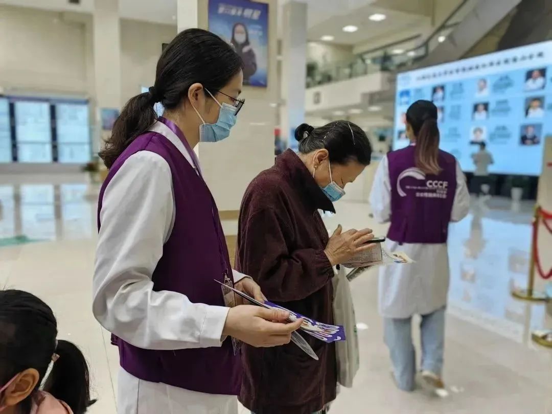 2023 年肠道科普插画巡展和 CCCF 公益集市首展在上海市宝山区大场医院拉开序幕！