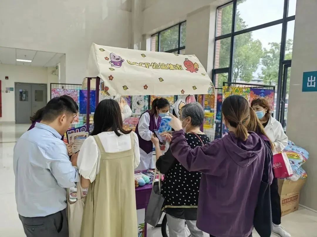 2023 年肠道科普插画巡展和 CCCF 公益集市首展在上海市宝山区大场医院拉开序幕！