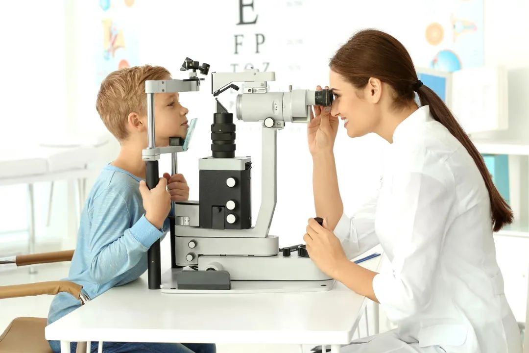 孩子总是斜眼看东西？真假斜视，这样辨别