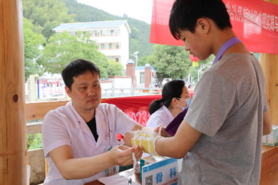 广西壮族自治区南溪山医院赴龙胜马堤开展民族团结主题党日活动