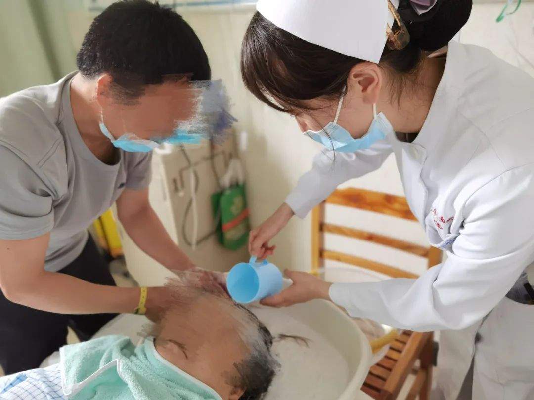 220 斤女子突变「小黄人」！医生脂肪「盲区」里做手术