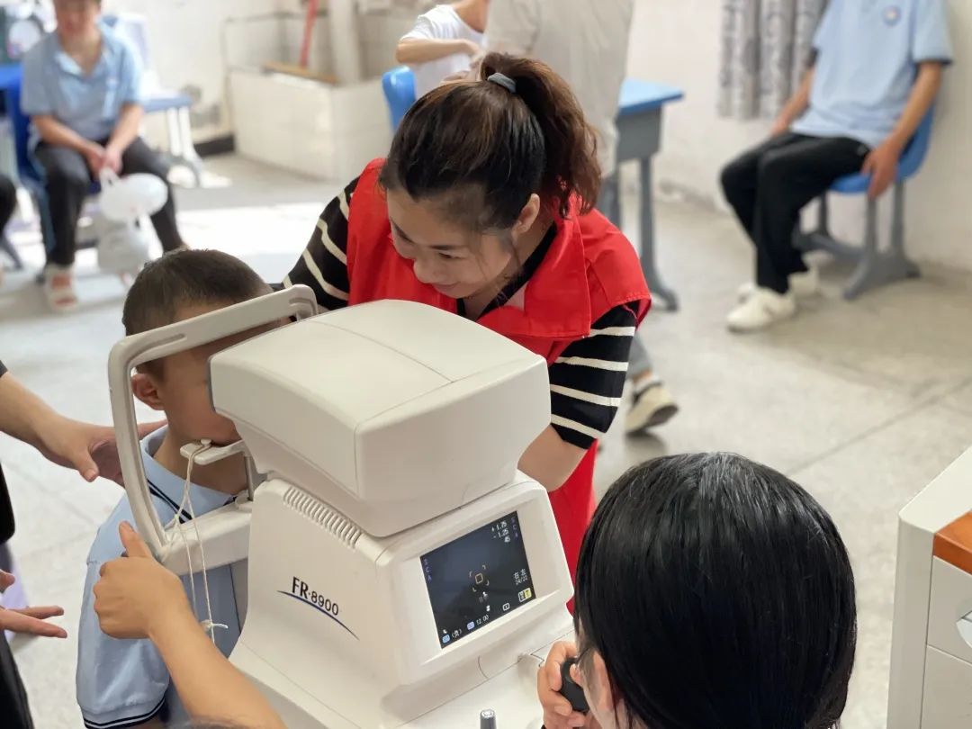 特别的六一与特别的你们一起过，岳池县人民医院党员志愿者走进特殊教育学校开展志愿服务活动