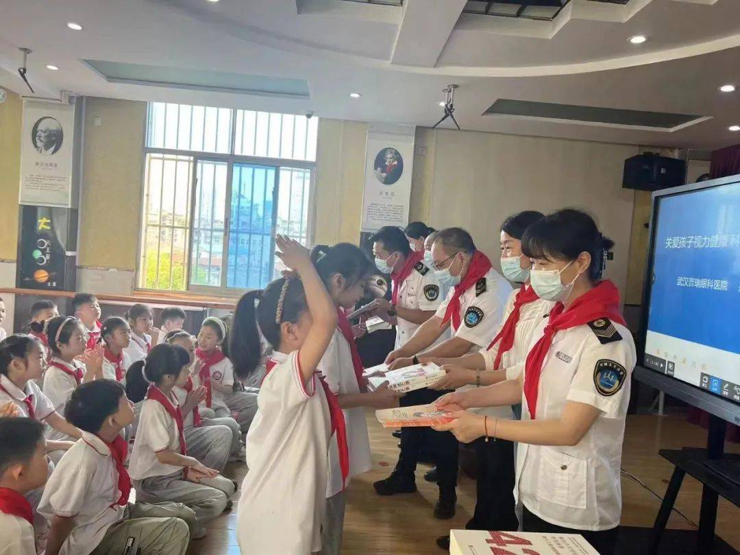 硚口区卫生健康执法大队携手武汉普瑞眼科医院开展眼健康科普进校园活动