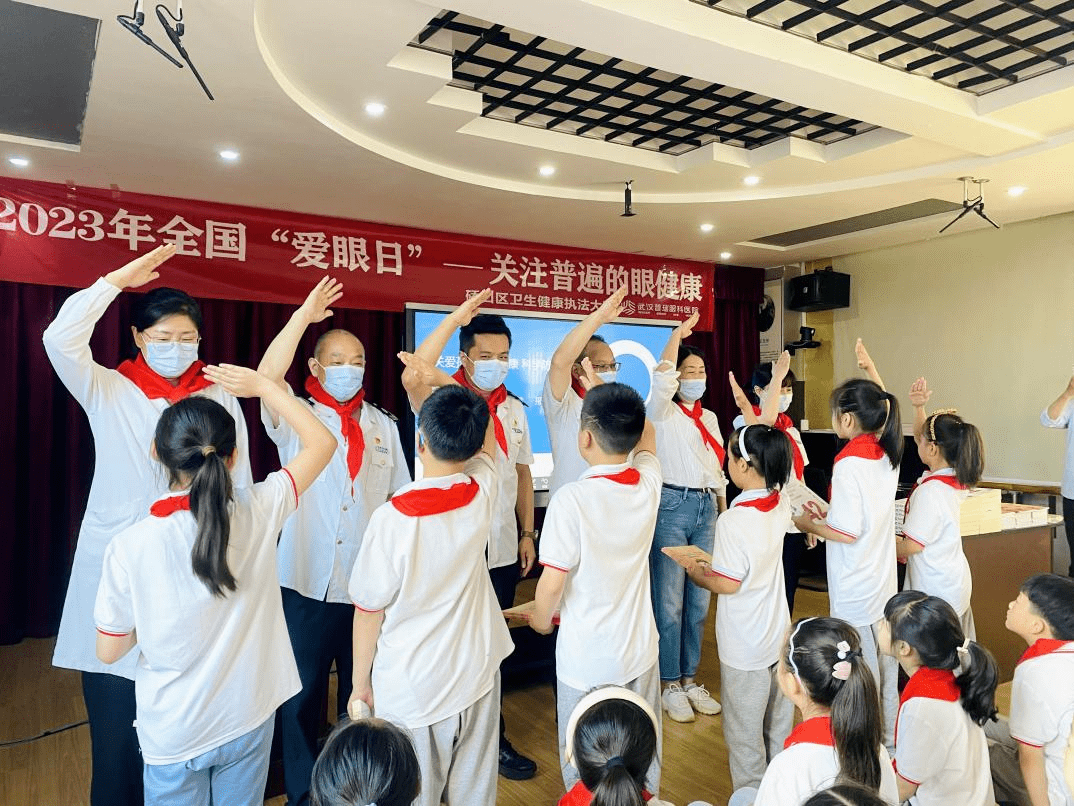 硚口区卫生健康执法大队携手武汉普瑞眼科医院开展眼健康科普进校园活动