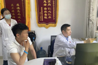 这位骨科医生「不遵医嘱」打石膏上班，却被患者意外称赞…