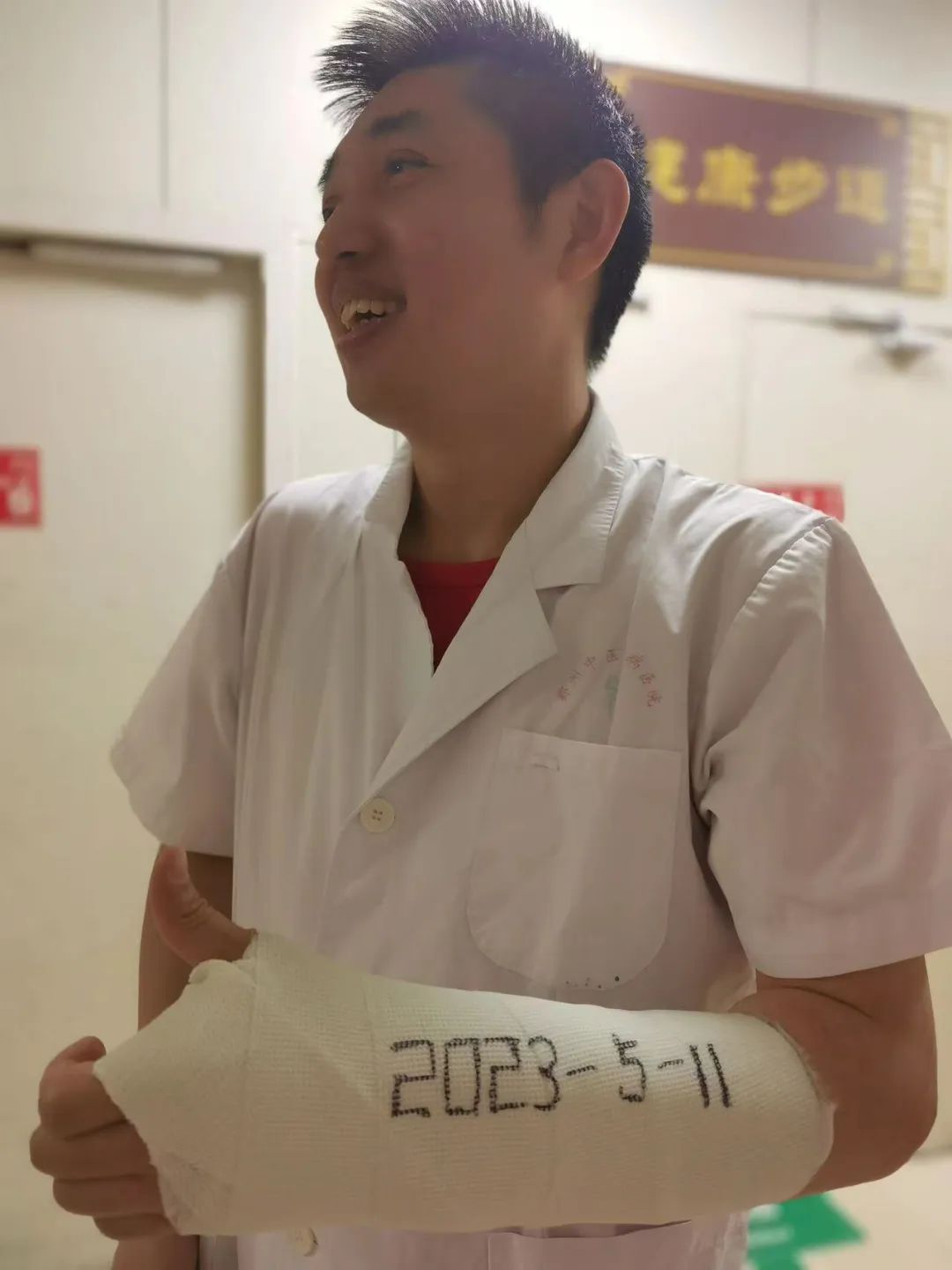 这位骨科医生「不遵医嘱」打石膏上班,却被患者意外称赞…