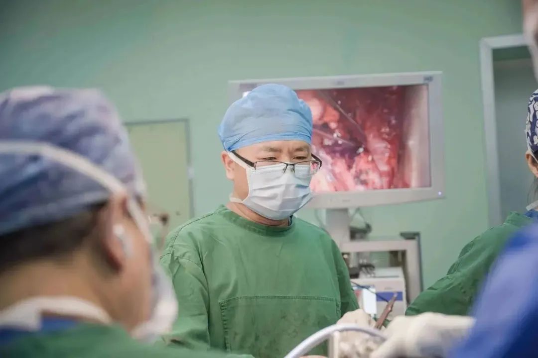 诏安一男子肚大如孕妇，医生从他肚里捧出近 10 斤的「肉团」