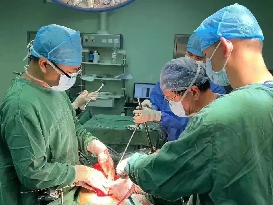 诏安一男子肚大如孕妇，医生从他肚里捧出近 10 斤的「肉团」