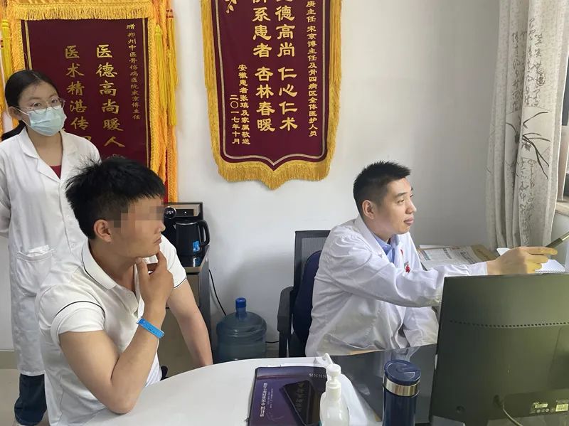 这位骨科医生「不遵医嘱」打石膏上班,却被患者意外称赞…