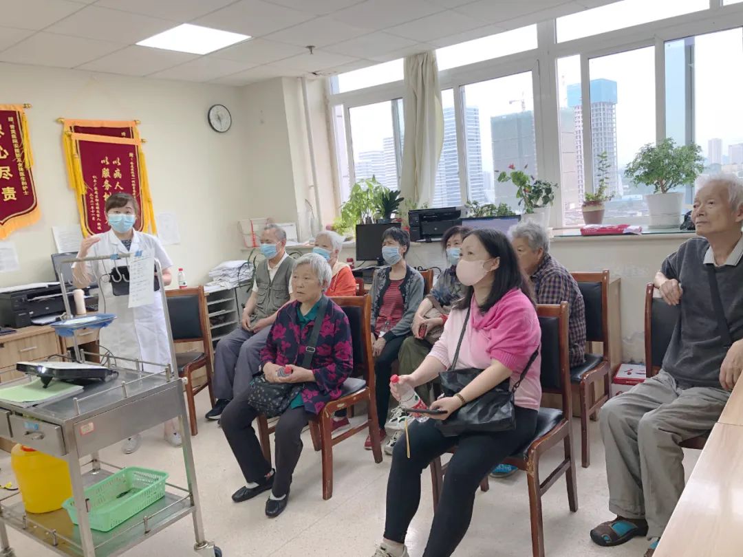 成都誉美医院内一科开展「脑卒中健康知识大讲堂」活动