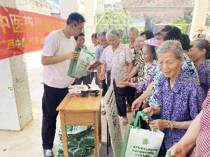 广西中医药大学第一附属医院专家团队前往武鸣区宁武镇开展中医药文化知识宣教活动