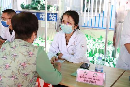 广西中医药大学第一附属医院专家团队前往武鸣区宁武镇开展中医药文化知识宣教活动