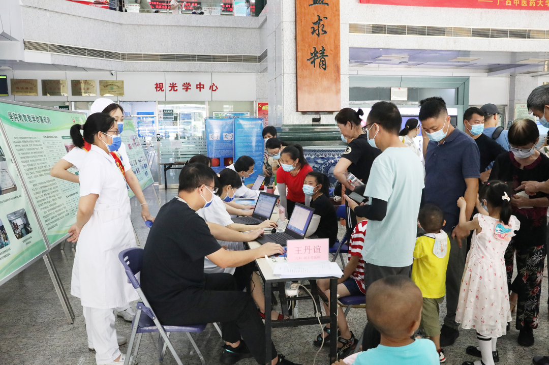 广西中医药大学第一附属医院儿科举办「儿童健康调养防慢病」儿童节义诊活动