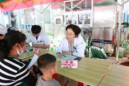 广西中医药大学第一附属医院专家团队前往武鸣区宁武镇开展中医药文化知识宣教活动