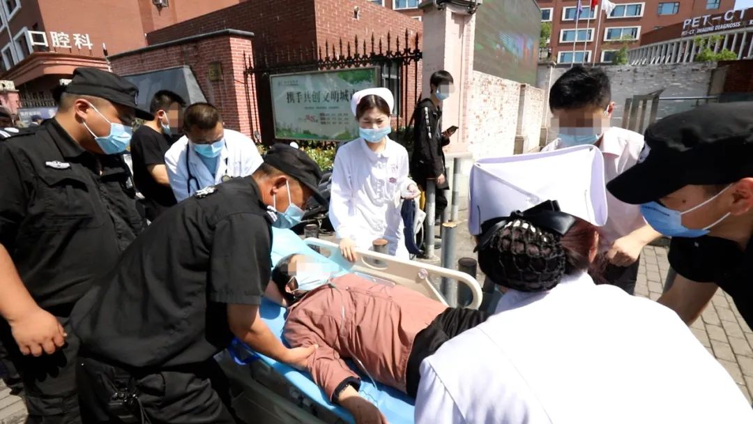 高龄老人就医路上晕倒在地铁口，上演紧急救护一幕