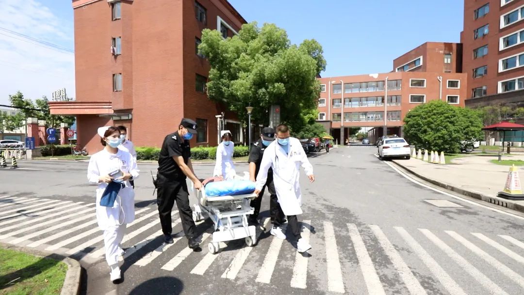 高龄老人就医路上晕倒在地铁口，上演紧急救护一幕